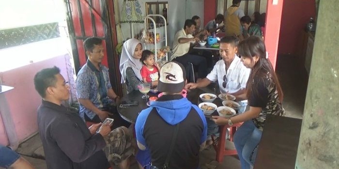 Para pengunjung bakso durian yang sedang menikmati sensasinya.