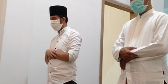 Wakil Gubernur Jawa Timur Dr Emil Elestianto Dardak (kiri) saat ikut salat jamaah salat hajat di kediaman Gus Muhib-Ning Ima di lingkungan Pondok Pesantren Amanatul Ummah Jalan Siwalankerto Utara Surabaya, Kamis (16/4/2020). Foto: MA/BANGSAONLINE.COM