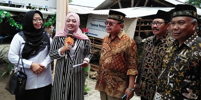 Ketua Baznas Pusat Bambang Sudibyo saat melihat ternak binaan Baznas Gresik di Desa Kertosono Kecamatan Sidayu.