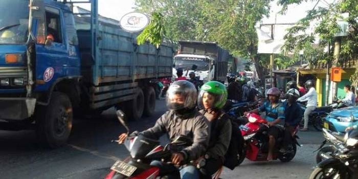 Salah satu sudut pemandangan di Gresik Jawa Timur. Truk-truk parkir di pinggir jalan. Akibatnya jalan raya macet dan semrawut. Apalagi jalan raya di Gresik sempit. foto: bangsaonline/suhud almanfaluty