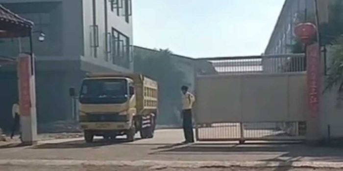 Pabrik sepatu di Kecamatan Beji, Kabupaten Pasuruan, yang diduga menjadi lokasi penjualan tanah urug.