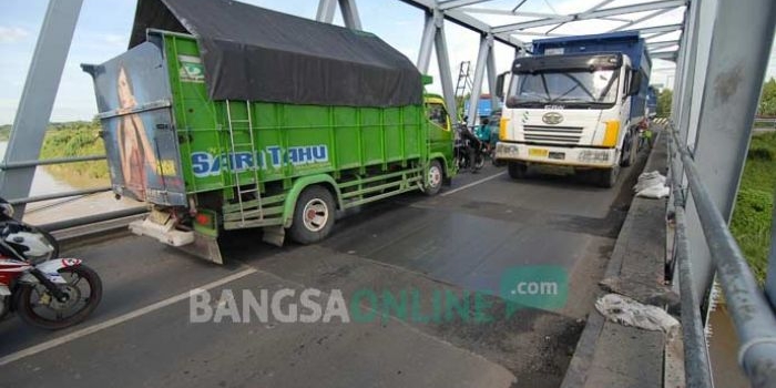 Kendaraan bermuatan berat yang melintas di jembatan Ploso. foto: RONY S/ BANGSAONLINE 