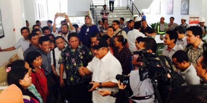Ketua tim kunjungan Komisi VI Pabrik Rembang Azam Azman Natawijaya (baju putih) berdialog dengan warga ring I yang telah mendapatkan manfaat atas pembangunan pabrik Semen Indonesia di Rembang. foto: SYUHUD/ BANGSAONLINE 