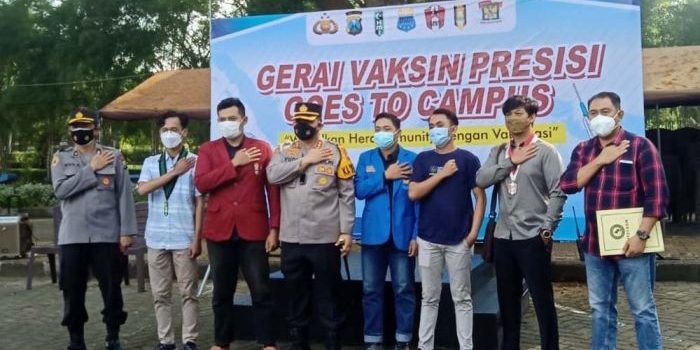 Kapolres Kediri Kota AKBP Wahyudi bersama perwakilan mahasiswa. foto: ist.