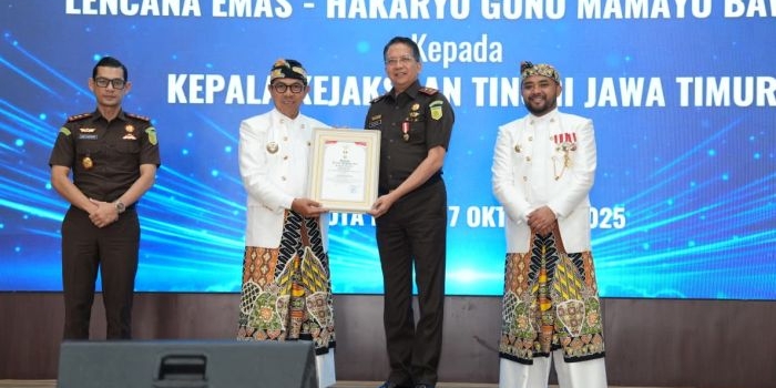 kajati-jatim-terima-lencana-hakaryo-guno-mamayu-bawono-kota-batu-batu-atas-amankan-aset-rp522-m