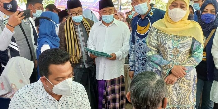 Suwandy bersama Kiai Asep mendampingi Gubernur Khofifah memantau vaksinasi di halaman SD Hikmatul Amanah.
