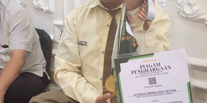 ingin-jadi-sastrawan-santri-amanatul-ummah-surabaya-raih-medali-emas-dalam-olimpiade-sains-nasional