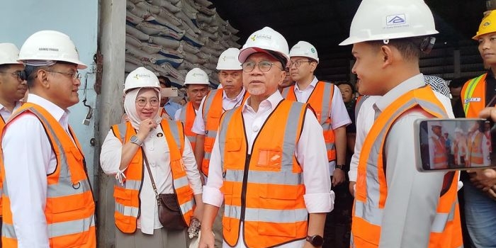 tinjau-gudang-di-jombang-menko-pangan-zulhas-pastikan-harga-pupuk-turun