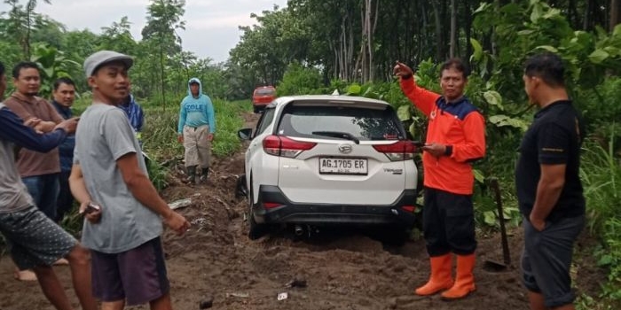 puting-beliung-terjang-desa-babadan-kediri-lapak-dan-rumah-warga-rusak