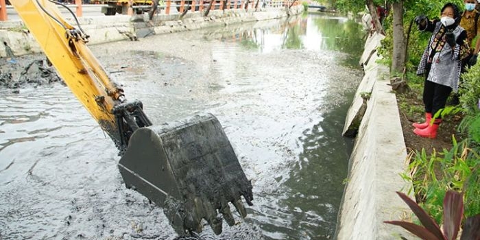 Wali Kota Surabaya Tri Rismaharini memimpin pengerukan di Sungai Kalibokor. (foto: ist)