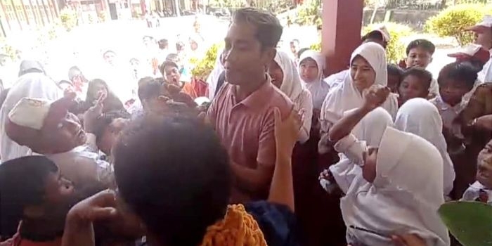 pria-ngaku-anggota-lsm-diduga-intimidasi-kepsek-viral-usai-diusir-siswa-sd-di-sumenep