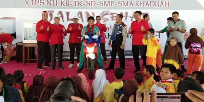 Ketua I Yayasan Khadijah Surabaya Prof. Dr. Drs. H. Surahmat, M.Si didampingi Kepala SD Khadijah Syifa’ul Khoir S.Ag, M.Fil,I, serta staf dan guru, foto bersama pemenang hadiah utama sepeda motor honda beat. foto: YUDI A/ BANGSAONLINE