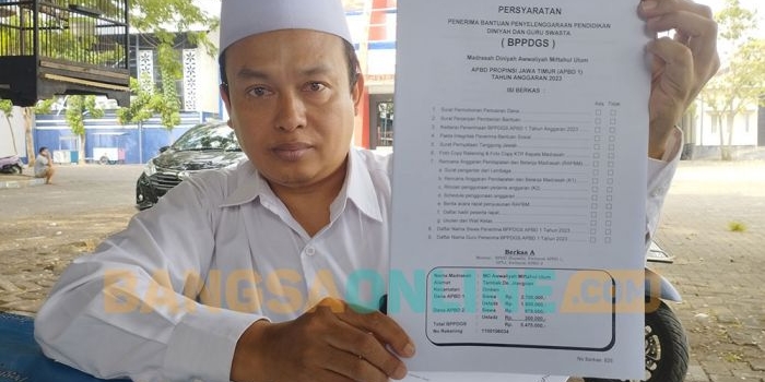 Kepala MDT Wustha Miftahul Ulum Abdul Wahid saat menunjukkan BPPDGS. Foto: MUTAMMIM/ BANGSAONLINE