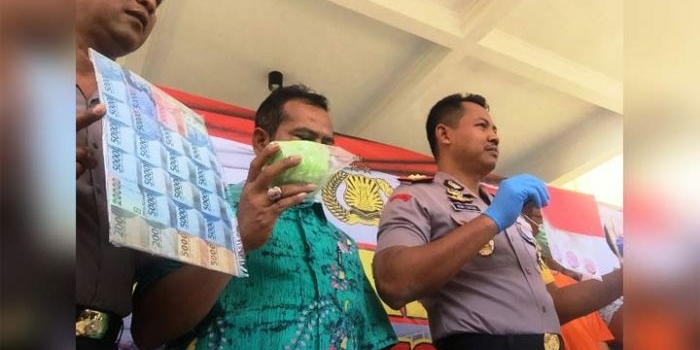 Kapolres Kediri AKBP Roni Faisal Saiful Faton menunjukkan barang bukti dan tersangka pemilik panti pijat. foto: Arif Kurniawan/ BANGSAONLINE