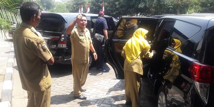 Tim Kejari Gresik saat membawa serta sopir dan sekpri Kadinkes Nurul Dholam. Foto: SYUHUD A/BANGSAONLINE