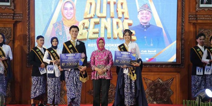 Christopher Kevin Yuwono bersama Wali Kota Mojokerto, dan pemenang lainnya.