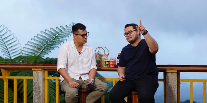 Bupati Kediri Hanindhito Himawan Pramana (kanan) dalam podcast Asumsi Distrik bersama Pangeran Siahaan. foto: ist.