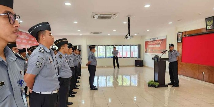 Kadiv Pemasyarakatan Kanwil Kemenkumham Jatim, Asep Sutandar, saat memimpin apel pagi bagi seluruh pegawai Rutan Kelas I Surabaya.