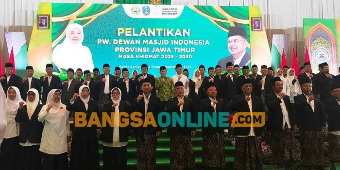 Ketua PP DMI, Jusuf Kalla, diapit Wagub Jatim, Emil Dardak, dan Ketua DMI Jatim, KH Sudjak, bersama para pengurus yang baru dilantik. Foto: YUDI ARIANTO/BANGSAONLINE