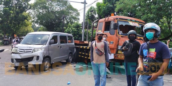 Kondisi truk trailer dan Daihatsu GranMax yang terlibat laka beruntun. foto AAN AMRULLOH/ BANGSAONLINE