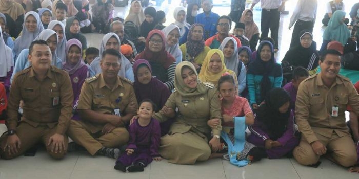 Bupati Mojokerto, Ikfina Fahmawati saat foto bersama dengan penyandang disabilitas.