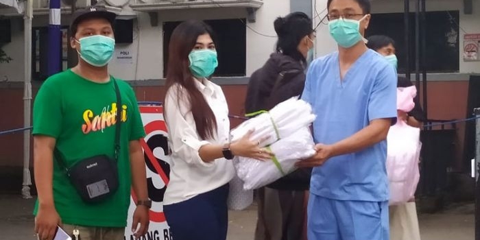 Penyerahan donasi APD hazmat ke RSUD Jombang.