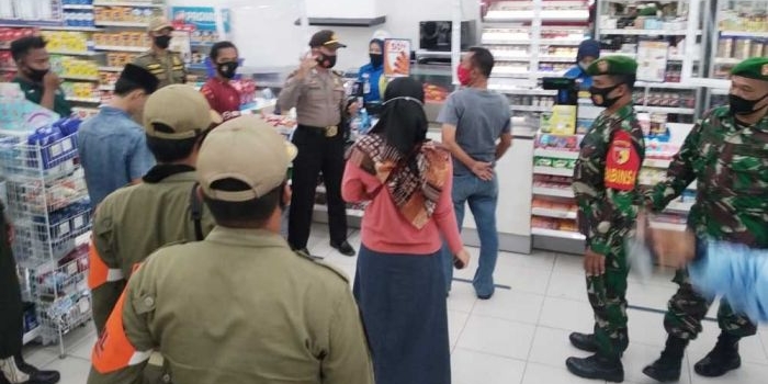 Petugas gabungan di Pamekasan saat patroli ke salah satu minimarket. 