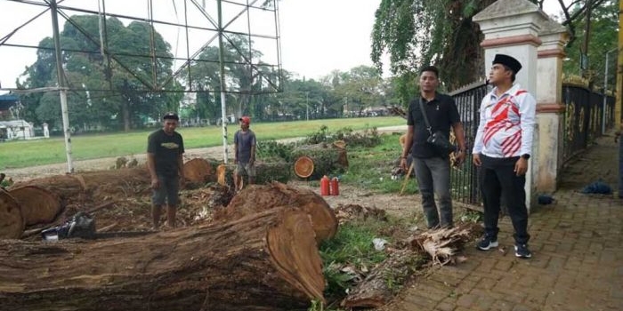 awas-buang-sampah-sembarangan-di-jl-kh-munif-bangkalan-didenda-rp1-juta