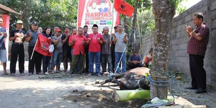 SEMBELIH: Jajaran struktural DPC PDI Perjuangan Kabupaten Kediri saat berdoa bersama sebelum penyembelihan hewan kurban di Kantor DPC PDI Perjuangan. foto: arif kurniawan/BANGSAONLINE