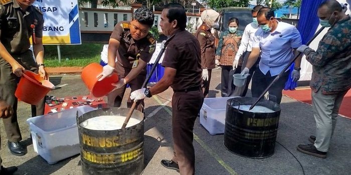 Pemusnahan barang bukti yang dilakukan Kejari Jombang.