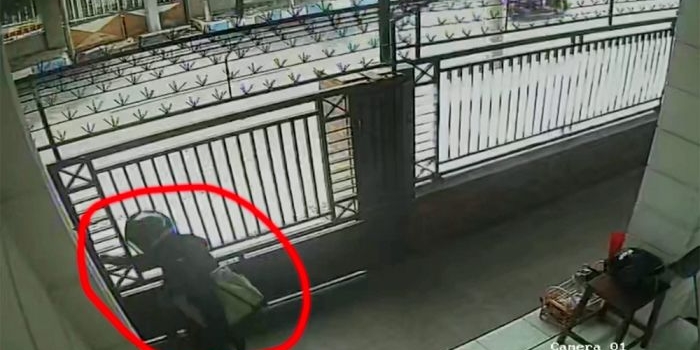 Pelaku terekam CCTV saat keluar sambil membawa tas berisi uang.