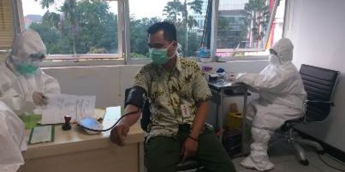 Petugas kesehatan saat melakukan rapid test kepada salah seorang di Jawa Timur. foto: istimewa/ bangsaonline.com  