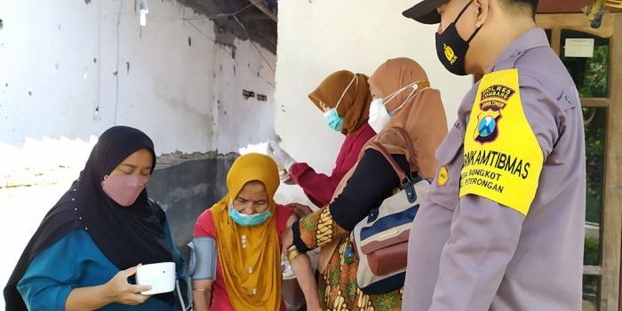Petugas dari BLUD Puskesmas Dukuh Klopo Jombang saat menyuntikkan vaksin Covid-19 kepada ODGJ