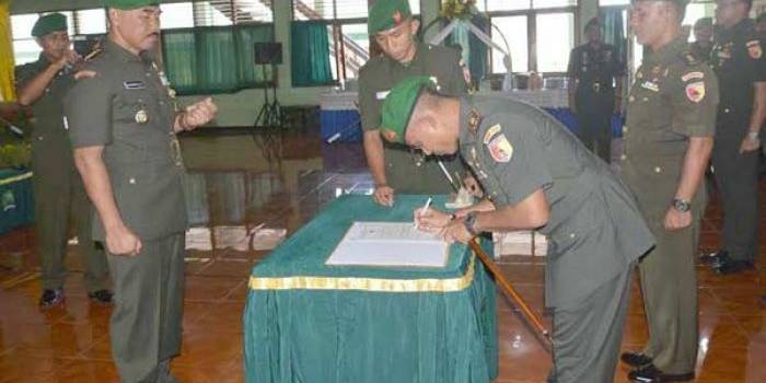 Upacara serah terima Komandan Kodim Ngawi. Foto: Pendam/ bangsaonline.com