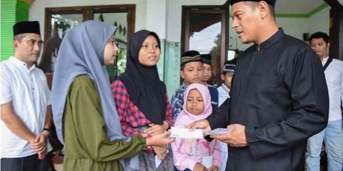 ​wali-kota-kediri-santuni-anak-yatim-blabak-dan-titip-pesan-pada-warga