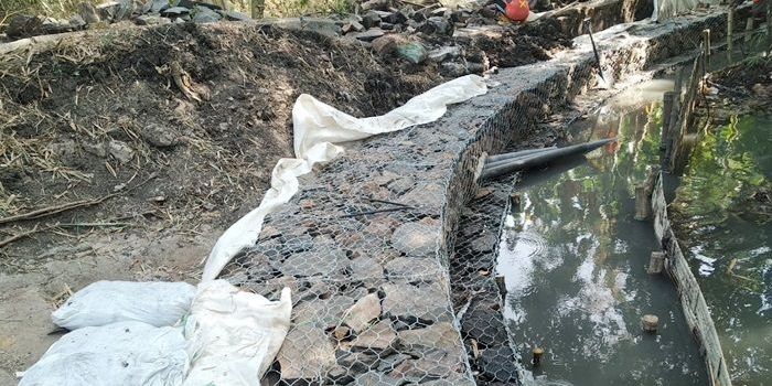 Proyek pembangunan bronjong di Sumberglagang, Rembang.
