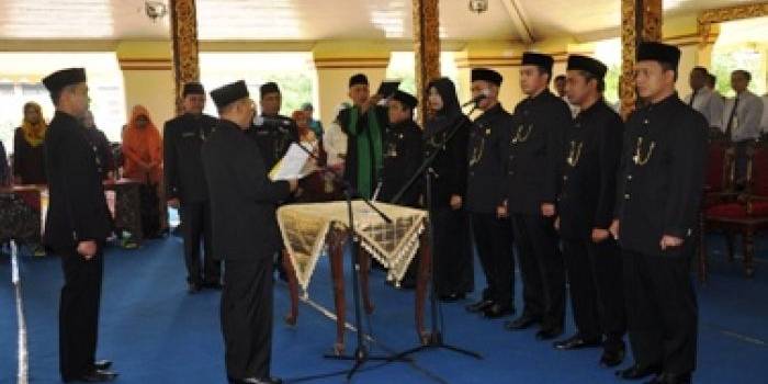 ?Prosesi pelantikan pejabat struktural di Dinas Kesehatan dan Direksi PT BPRS Bakti Sumekar Sumenep. Foto-foto: lukman/BANGSAONLINE