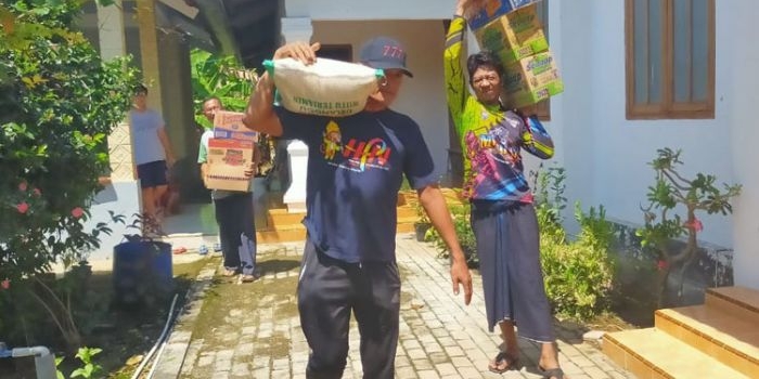 Para anggota Komunitas Juang hendak menyalurkan sembako donasi dari Gereja Santa Maria Kecamatan Kerek.