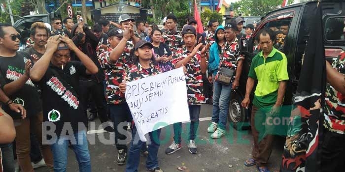 Sejumlah masa GPI berorasi di depan Dinkes Kota Blitar. foto: AKINA/ BANGSAONLINE