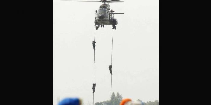 Aksi simulasi pembebasan sandera oleh teroris yang dilakukan pasukan TNI AU saat upacara HUT ke-70 TNI AU, di Pangkalan Udara Halim Perdanakusuma, Jakarta, Sabtu (9/4). foto snd