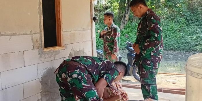 Tim TMMD ke-128 Kodim 0829 Bangkalan saat memperbaiki rumah Moh Anis warga Kecamatan Konang