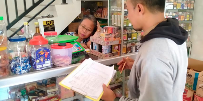 Petugas Disperdagin Kota Kediri saat mendatangi salah satu pedagang (dok. Ist)