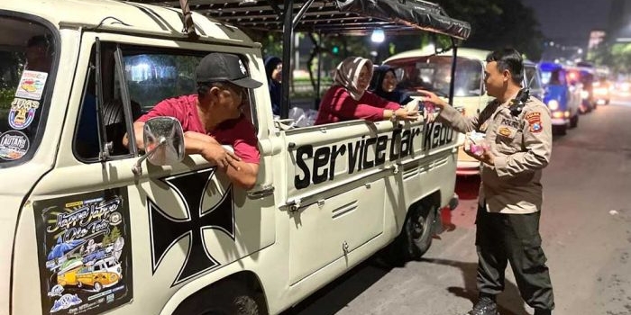 komunitas-mobil-vw-sidoarjo-surabaya-bagikan-1000-nasi-bungkus-dan-500-paket-beras