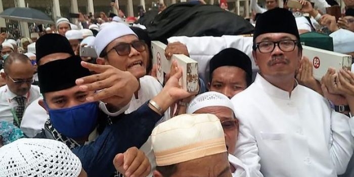 Dubes RI untuk Arab Saudi Dr Agus Maftuh Abegebriel saat menggotong jenazah KH Maimoen Zubair di Ma