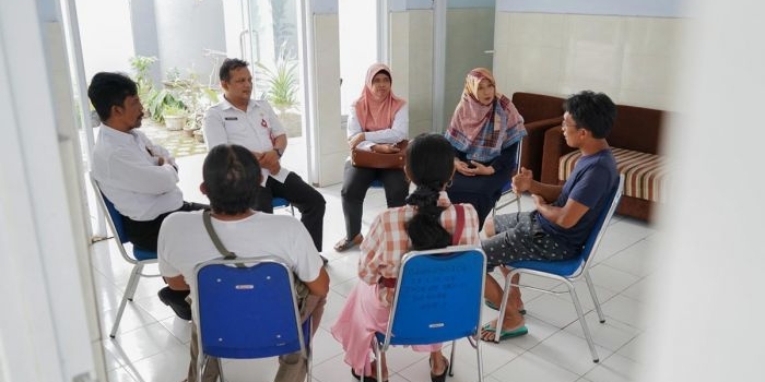 Pedagang Pasar Gringging korban kebakaran saat diberi trauma healing. Foto: Ist.