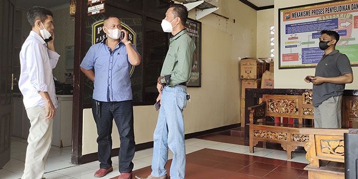 Kuasa hukum Sholikin selaku mantan Pj Kades Karangkliwon, Kecamatan Grati, Kabupaten Pasuruan, Maulana Sholehudin; Ketua LSM Jimat, Choiril Mukhlis; dan perwakilan Lira Jatim, Ayik Suhaya, saat berada di Mapolres Pasuruan.