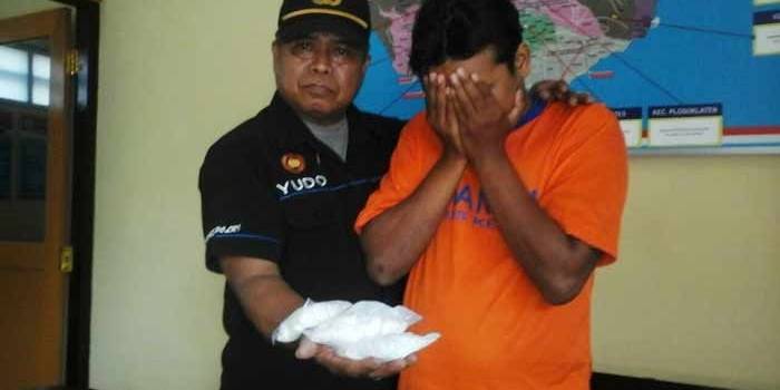 Pelaku besama barang bukti saat diamankan di Mapolres Kediri. (foto: dendi martoni/BANGSAONLINE)