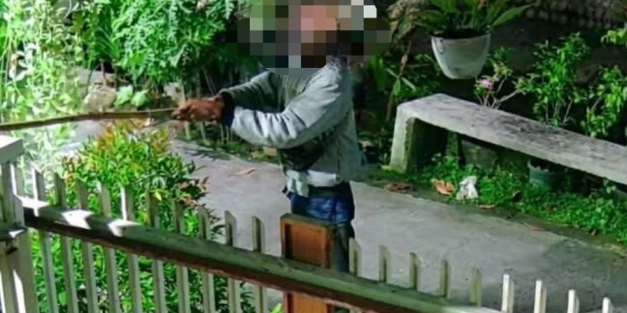 terekam-cctv-aksi-pencuri-pakaian-dalam-dini-hari-di-telaga-bandung-lamongan-viral