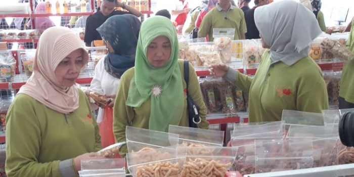 Bupati Kediri, dr. Haryanti Sutrisno saat meninjau gerai UMKM di Papar.