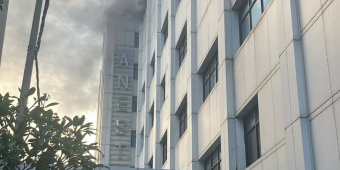 kebakaran-gedung-jantung-rsud-dr-soetomo-satu-pasien-meninggal-saat-evakuasi